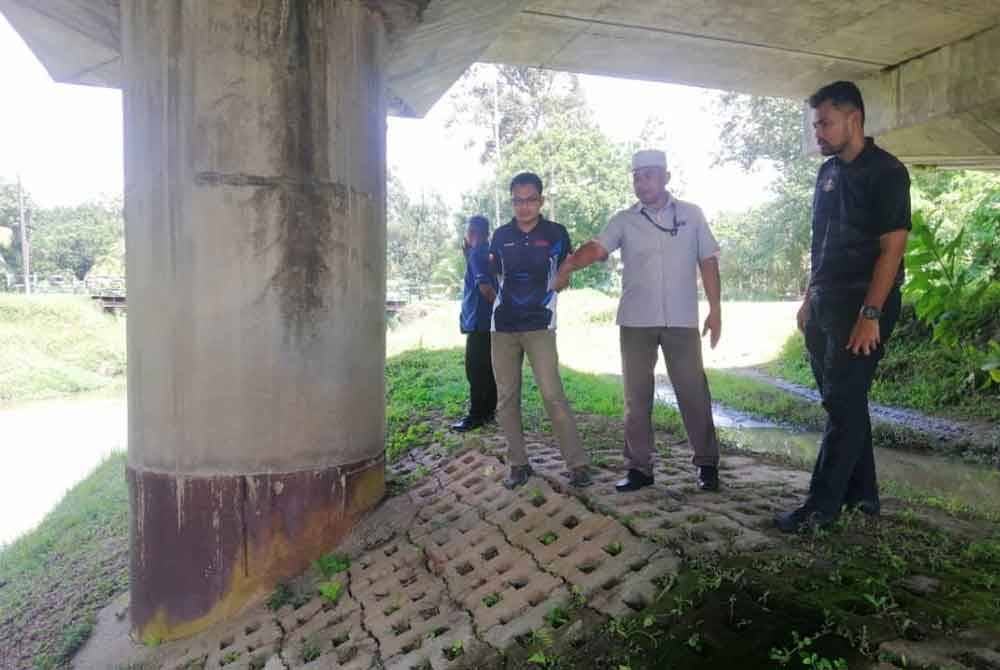 Jabatan Perikanan Selangor memantau dan menjalankan siasatan berhubung pelepasan ribuan anak ikan keli asing di Sungai Hulu Bernam pada Rabu.