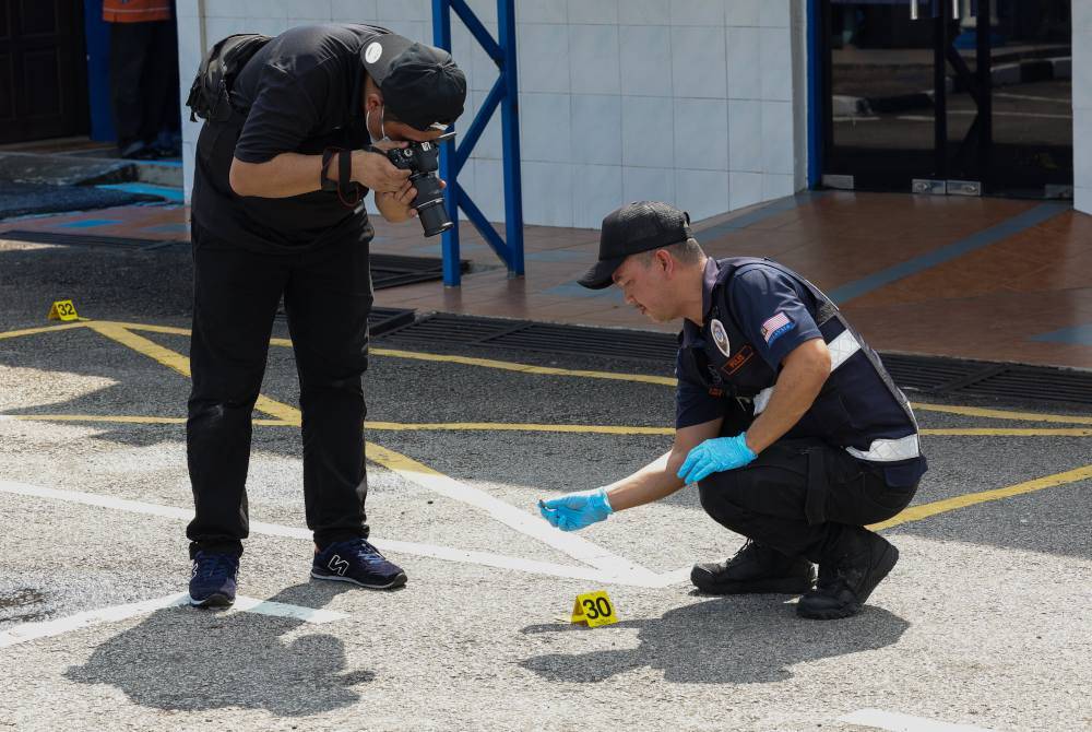 Anggota polis forensik memeriksa lokasi kejadian serangan di Balai Polis Ulu Tiram, pada Jumaat. Foto Bernama