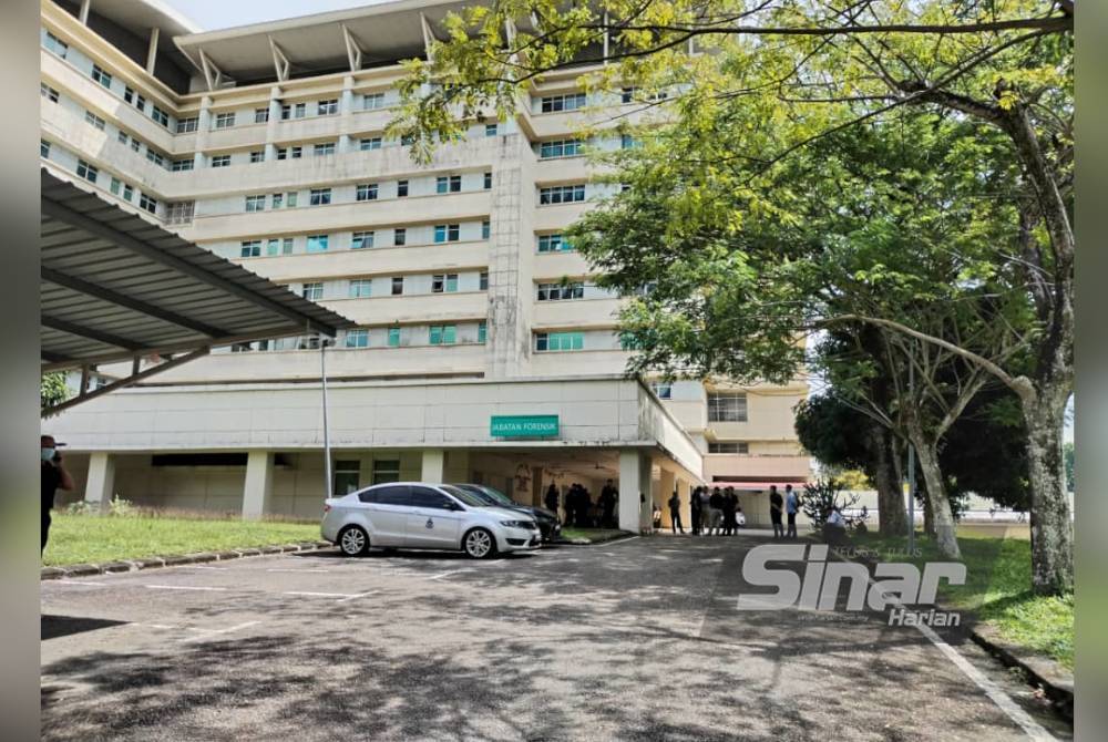 Suasana di pekarangan Jabatan Forensik Hospital Sultan Ismail pada Jumaat.