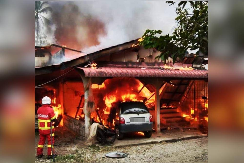 Seorang wanita berputih mata selepas hadiah yang diterima daripada muridnya sempena sambutan Hari Guru musnah dalam kebakaran di Kampung Tasik Gondang di Rantau Panjang pada Khamis.