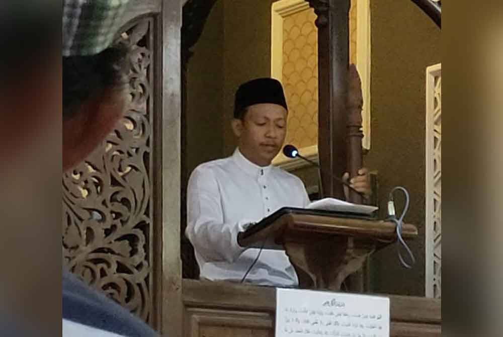 YDP Gabungan Pelajar Melayu Semenanjung (GPMS) Cawangan Bagan Datuk, Hisan Abdul Halim menyampaikan khutbah Jumaat di Masjid Al-Aula, Hutan Melintang, Bagan Datuk pada Jumaat.