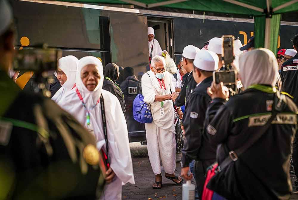 Kumpulan pertama seramai 282 orang jemaah haji Malaysia, selamat tiba di Makkah selepas enam hari berada di Madinah. Foto Bernama