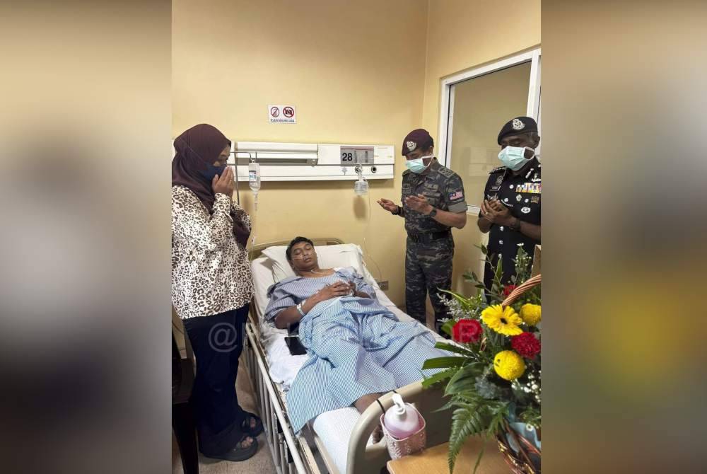 Razarudin (dua dari kanan) meluangkan masa melawat dan berdoa untuk kesihatan Mohd Hasif yangRazarudin (dua dari kanan) meluangkan masa melawat dan berdoa untuk kesihatan Mohd Hasif yang kini mendapat rawatan di HSI pada Jumaat. Foto PDRM kini mendapat rawatan di HSI pada Jumaat.
Foto: PDRM.