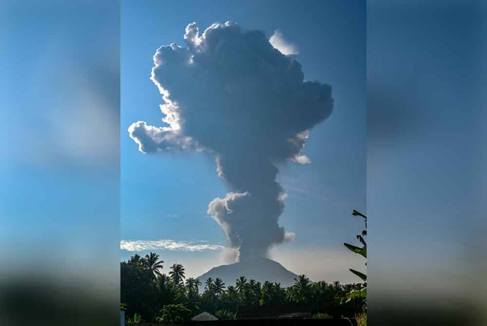 Ibu terus memuntahkan debu tebal ke permukaan udara sejak Rabu lalu. - Foto: AFP