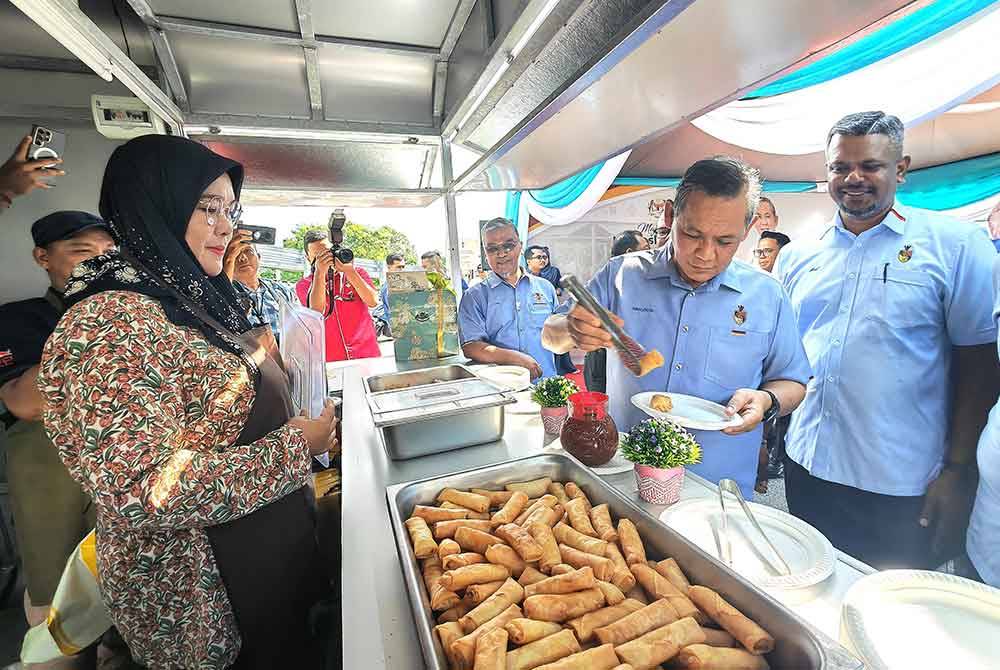 Aminuddin mencuba kuih yang dijual di sebuah gerai Mykiosk di Jalan Dato&#039; Sheikh Mohd Murtadza, Sikamat.