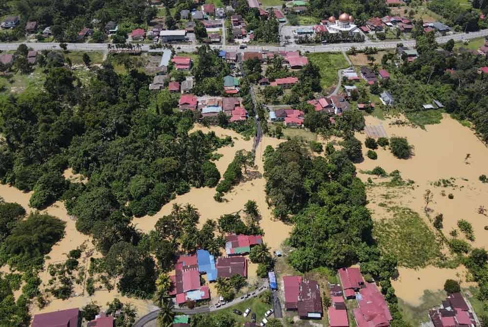 Tinjauan udara oleh APM menunjukkan kawasan Kampung Kota Lama Kiri, Kuala Kangsar dinaiki air dalam kejadian banjir pada Jumaat. Foto: ihsan APM