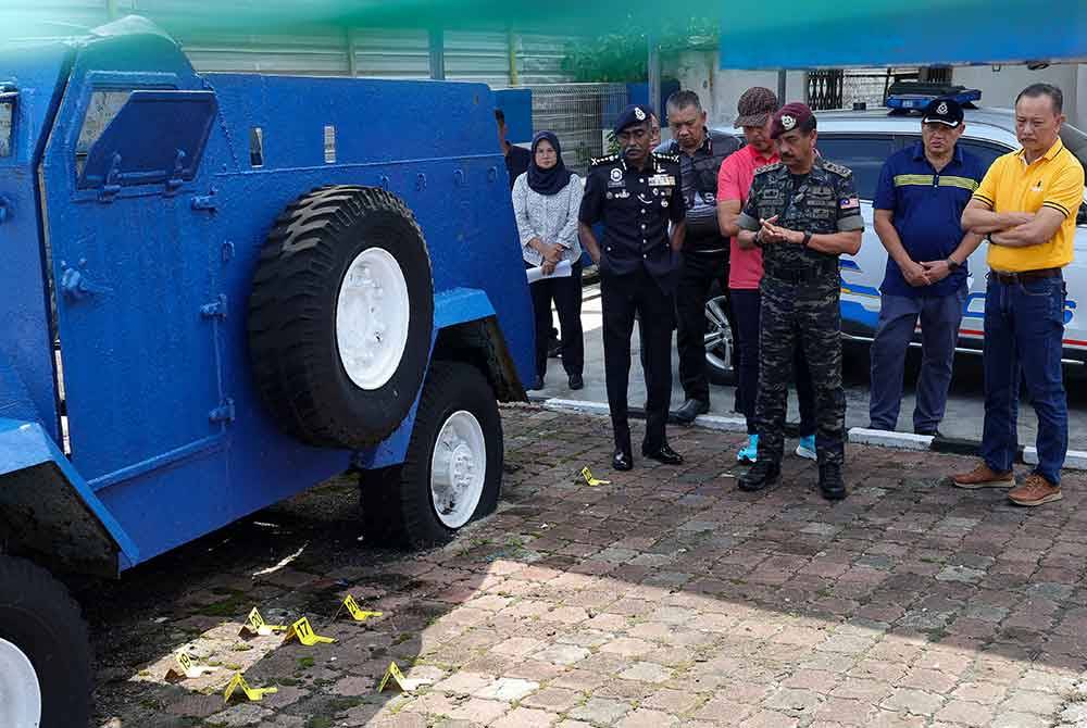 Ketua Polis Negara, Tan Sri Razarudin Husain (tiga dari kanan) diiringi Ketua Polis Johor, Komisioner Kumar (dua dari kiri), meninjau lokasi kejadian serangan di Balai Polis Ulu Tiram pada Jumaat. Foto Bernama