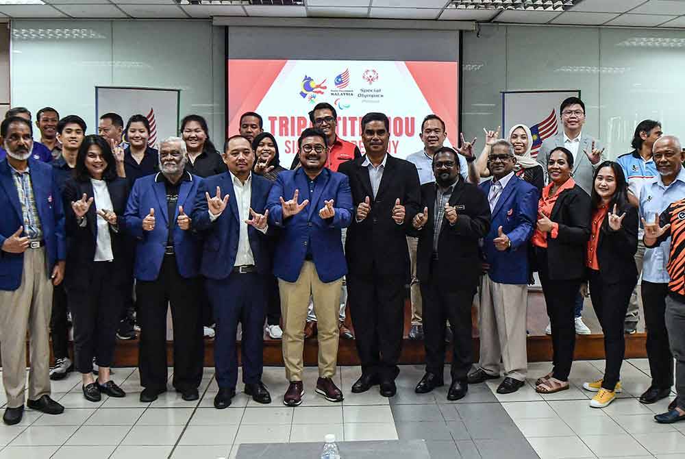 Shahriman (enam dari kiri) bergambar kenangan selepas Majlis Menandatangani Memorandum Persefahaman Majlis Paralimpik Malaysia bersama Persatuan Sukan Orang Pekak Malaysia dan Special Olympics Malaysia di Pusat Kecemerlangan Paralimpik Kampung Pandan pada Jumaat.