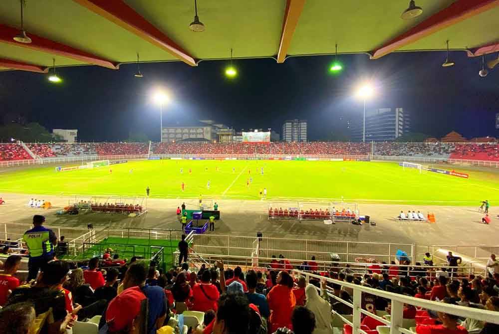 Stadium Sultan Muhammad IV, Kota Bharu kembali dipenuhi dengan pakaian merah apabila aksi Liga Super antara Kelantan Darul Naim (KDN FC) melawan Sabah FC dibanjiri oleh 7,778 penyokong.