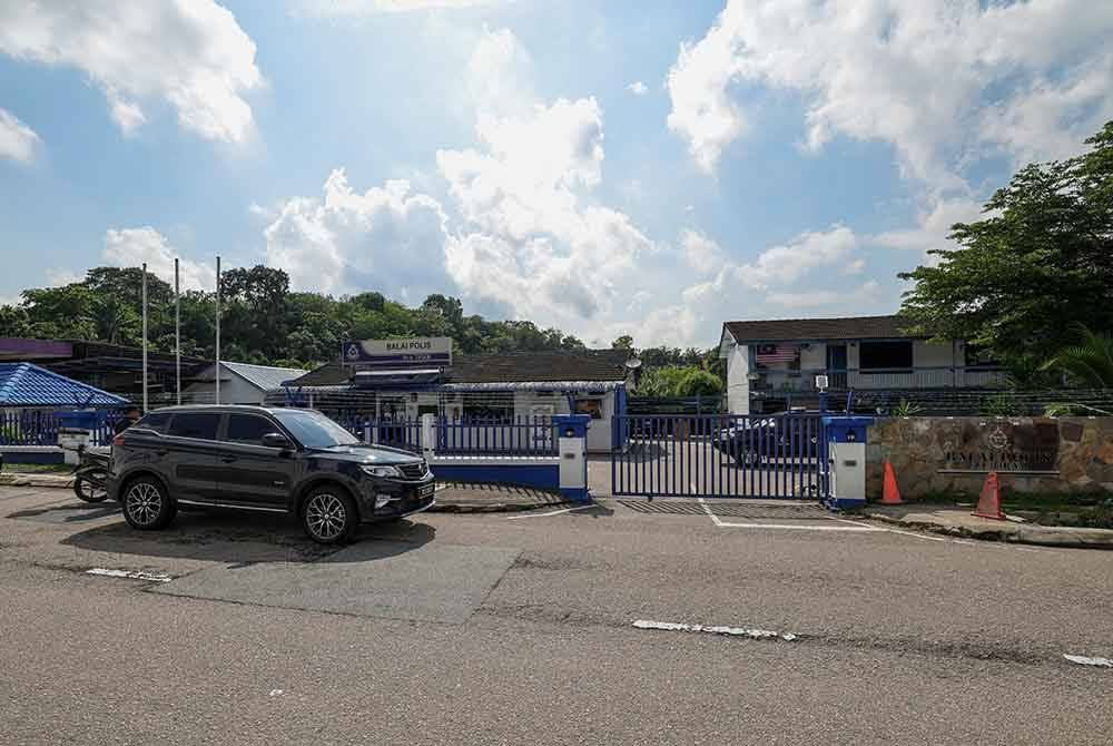 Dua anggota polis disahkan maut manakala seorang cedera, dalam insiden serangan di Balai Polis Ulu Tiram, Johor awal pagi tadi. Foto Bernama