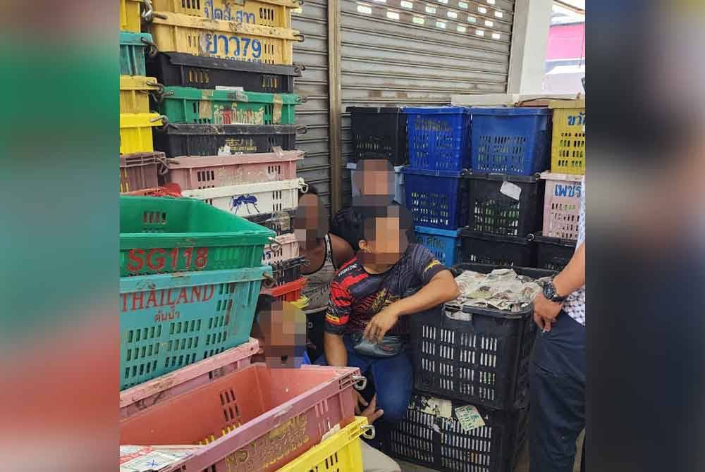 JIM menyerbu tiga premis menjual buah dan menahan pekerja asing serta majikan di sekitar ibu negara, pada Jumaat.