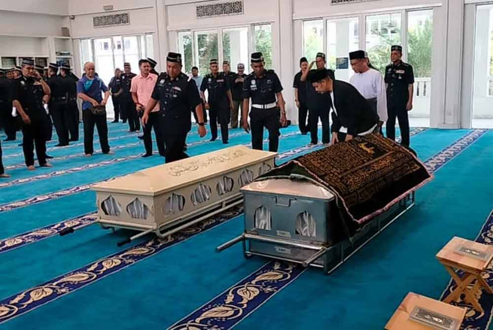 Jenazah dua anggota polis yang maut dalam serangan di Balai Polis Ulu Tiram tiba di Masjid Tunku Laksamana Abdul Jalil, IPK Johor.