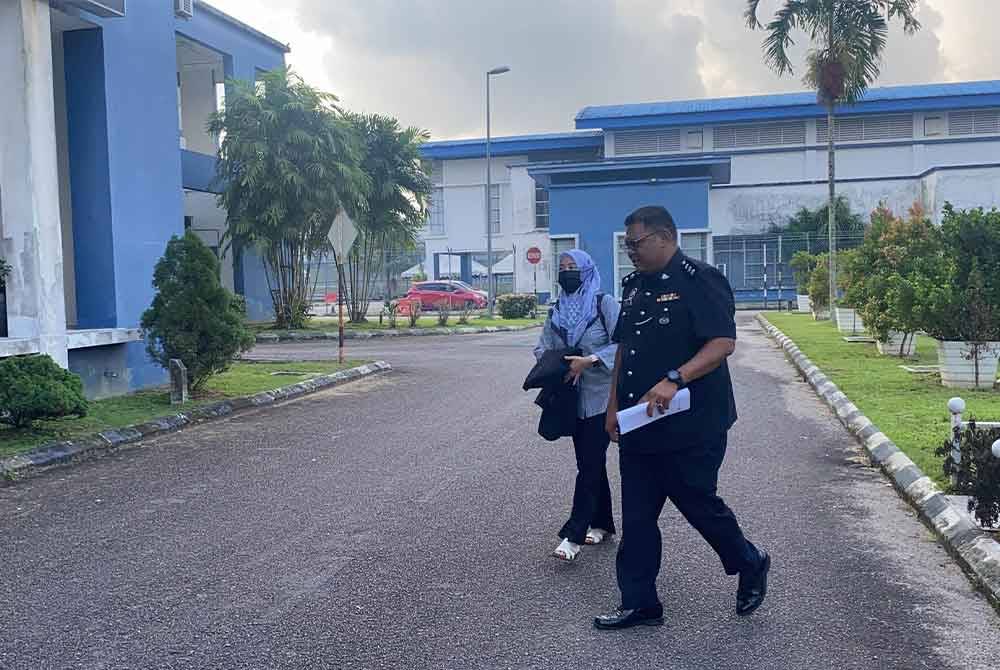 Hidayatul (kiri) hadir di IPD Seri Alam, Johor Bahru pada Sabtu bagi mengeluarkan perintah reman terhadap tujuh suspek bagi membantu siasatan kes serangan Balai Polis Ulu Tiram.