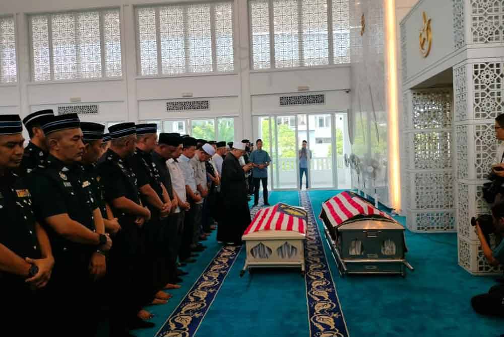 Solat jenazah Konstabel Ahmad Azza Fahmi Azhar dan Konstabel Muhammad Syafiq Ahmad Said diadakan di Masjid Tunku Laksamana Abdul Jalil Ibu Pejabat Polis Kontinjen (IPK) Johor kira-kira jam 10.40 pagi Sabtu.