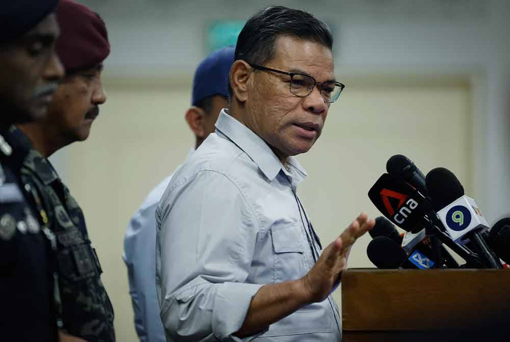 Menteri Dalam Negeri, Datuk Seri Saifuddin Nasution Ismail (kanan) semasa sidang media berkenaan kes serangan Balai Polis Ulu Tiram di Masjid Tunku Laksamana Abdul Jalil Ibu Pejabat Polis Kontinjen (IPK) Johor pada Sabtu. Foto Bernama