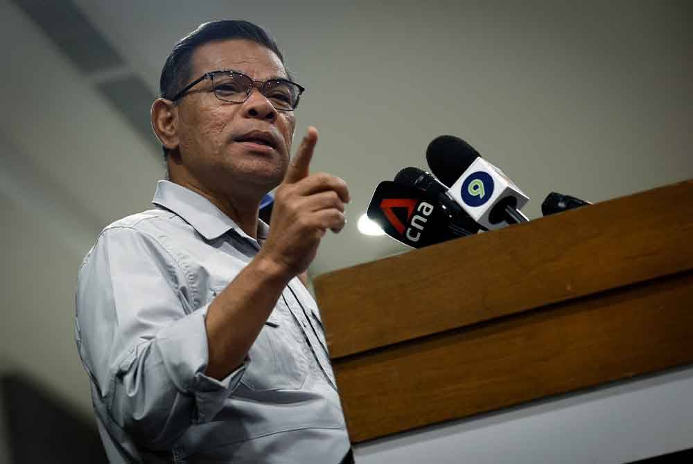 Menteri Dalam Negeri, Datuk Seri Saifuddin Nasution Ismail semasa sidang media berkenaan kes serangan Balai Polis Ulu Tiram di Masjid Tunku Laksamana Abdul Jalil Ibu Pejabat Polis Kontinjen (IPK) Johor pada Sabtu. Foto Bernama