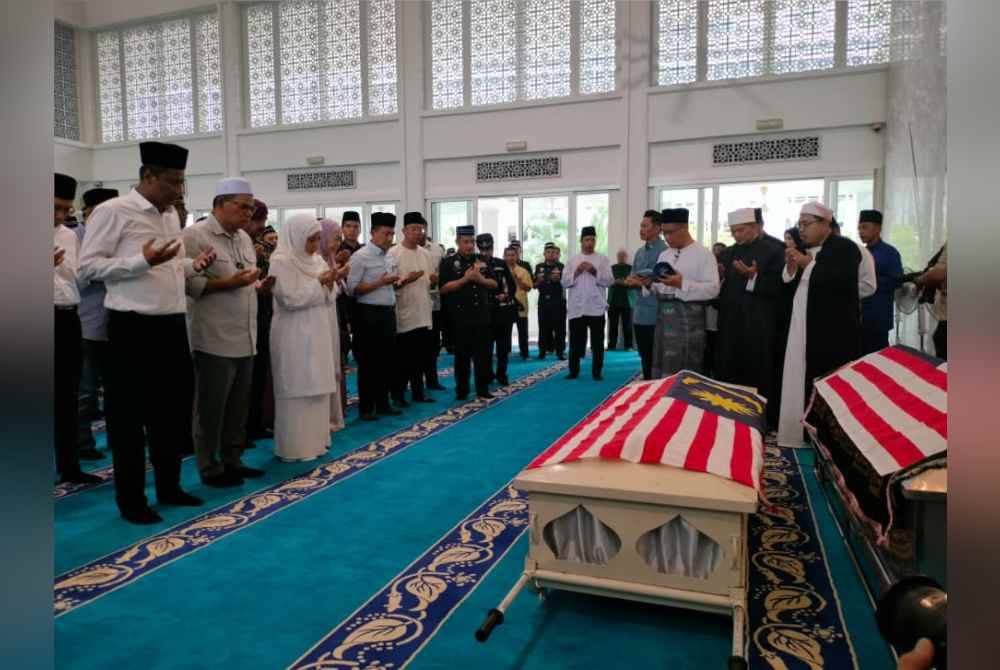 Raja Zarith Sofiah berkenan berangkat ke Masjid Tunku Laksamana Abdul Jalil Ibu Pejabat Polis Kontinjen Johor bagi memberi penghormatan terakhir buat dua anggota polis yang meninggal dunia dalam serangan di Balai Polis Ulu Tiram pada Sabtu.