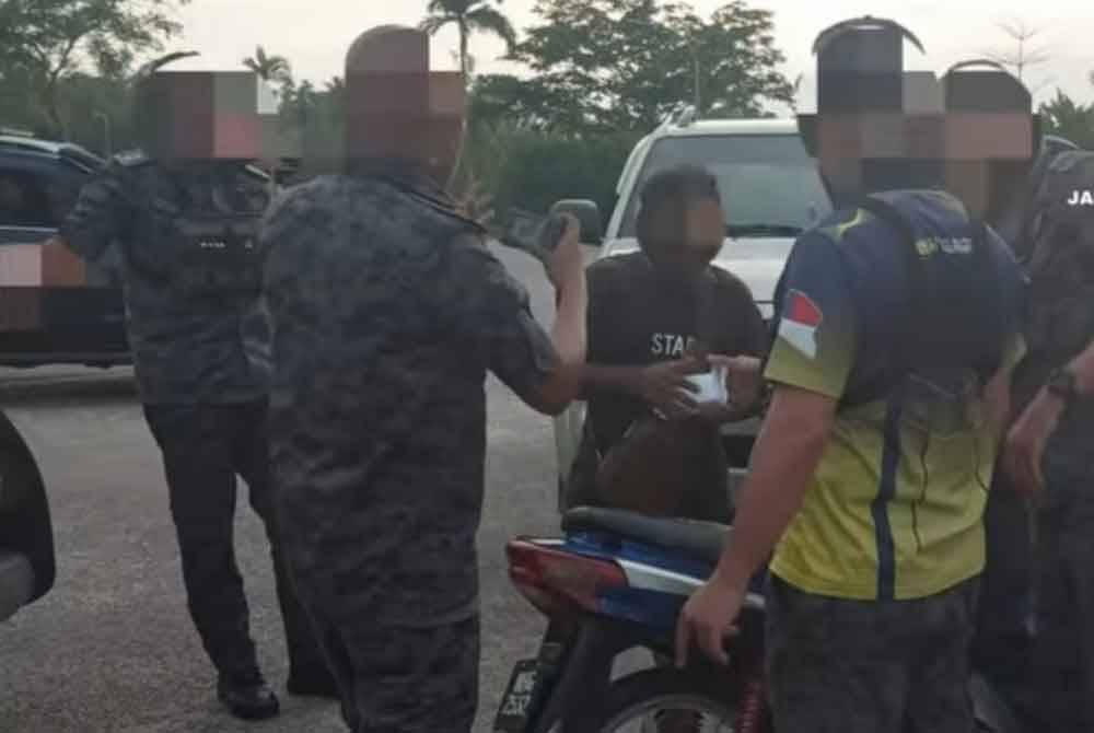 Antara individu yang diperiksa pegawai JIM Pahang dalam operasi pada Rabu lalu. - Foto: FB JIM Pahang