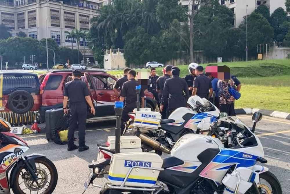 Polis menahan sebuah kenderaan jenis Perodua Kembara dinaiki dua lelaki yang cuba memasuki Istana Negara, Kuala Lumpur pada Jumaat.