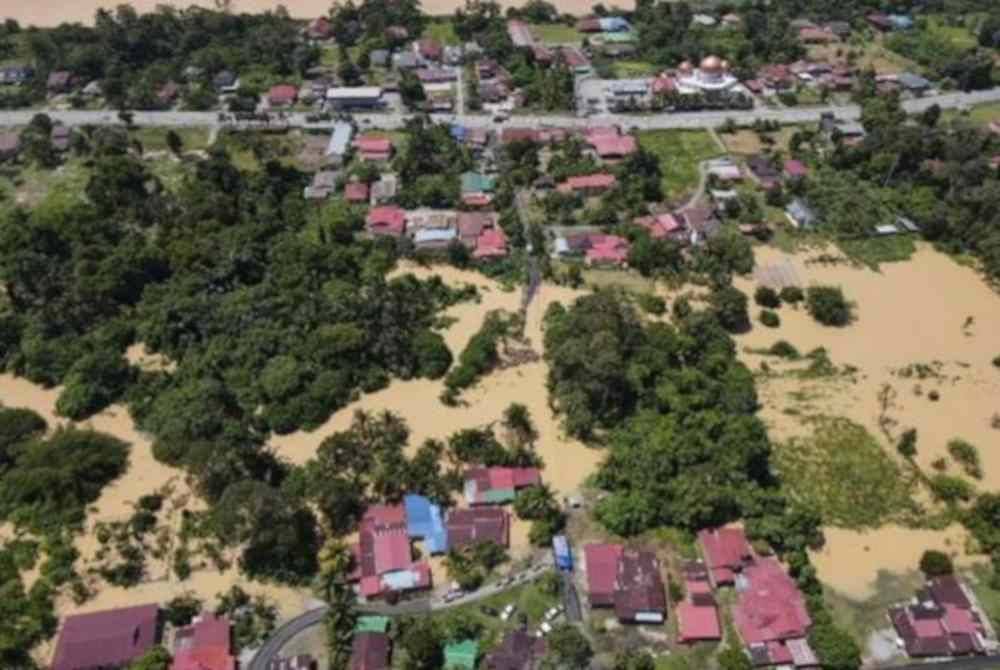 Jumlah mangsa banjir di tiga daerah di Perak mencatatkan trend penurunan dengan 341 daripada 110 buah keluarga masih ditempatkan di 10 PPS. - Foto ihsan APM