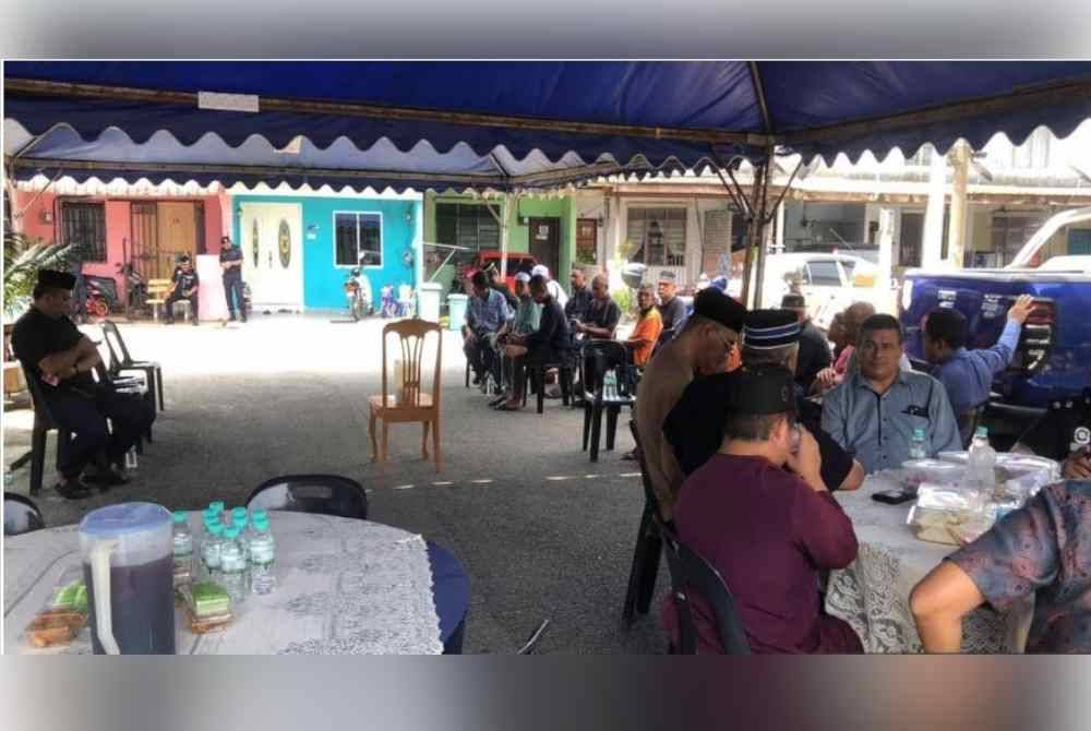 Kediaman Konstabel Muhamad Syafiq Ahmad Said, 24, di Taman Seri Mahkota Jaya, Gambang di sini menjadi tumpuan orang ramai termasuk kenalan serta warga Polis Diraja Malaysia (PDRM) yang hadir menyantuni keluarga Allahyarham. Foto Bernama