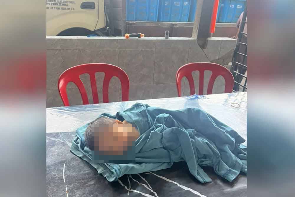 Keadaan bayi lelaki yang cukup sifat ditemui di sebuah premis jualan ayam segar terletak di Jalan Air Putih, Chukai, Kemaman.