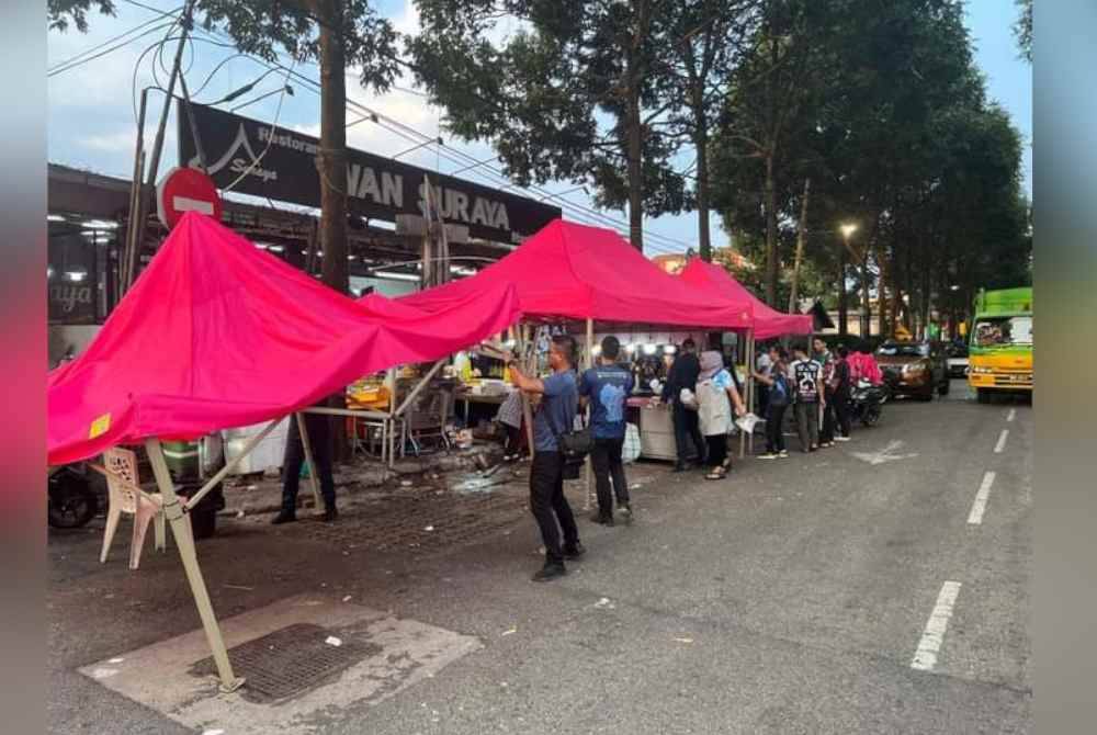 DBKL menyita meja, kerusi dan khemah yang dibuka di bahu-bahu jalan dalam operasi penguatkuasaan di sekitar Kampung Baru.