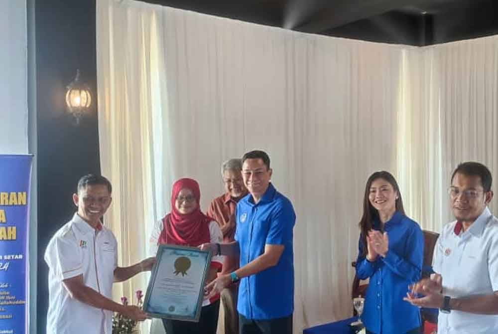 Tunku Shazuddin (tiga dari kanan) berkenan menyempurnakan penyerahan sijil MBOR kepada Nordin (kiri) sambil disaksikan Mohd Yusri (tiga dari kiri) dan Ahmad Husaini (kanan) pada Majlis Perasmian Fiesta 3R Kedah sempena Mai Singgah Alor Setar 2024 pada Sabtu.