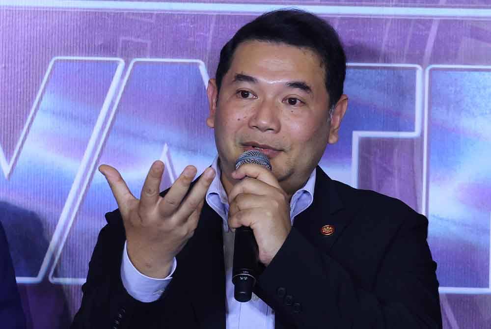 Menteri Ekonomi, Rafizi Ramli bercakap pada Majlis Sidang Media Program Innovathon Musim Kedua di sebuah hotel pada Rabu. Foto Bernama