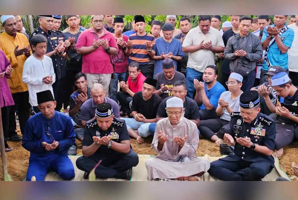 Imam utama Masjid Jamek Kampung Poh, Tajarudin Hassan mengetuai bacaan talkin pada pengebumian Konstabel Ahmad Azza Fahmi di Tanah Perkuburan Islam Kampung Poh, Bidor pada Sabtu.