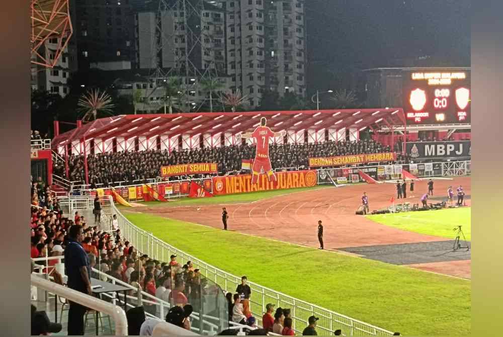 Penyokong Selangor turut menaikkan tifo Faisal Halim di Stadium MBPJ pada Sabtu.