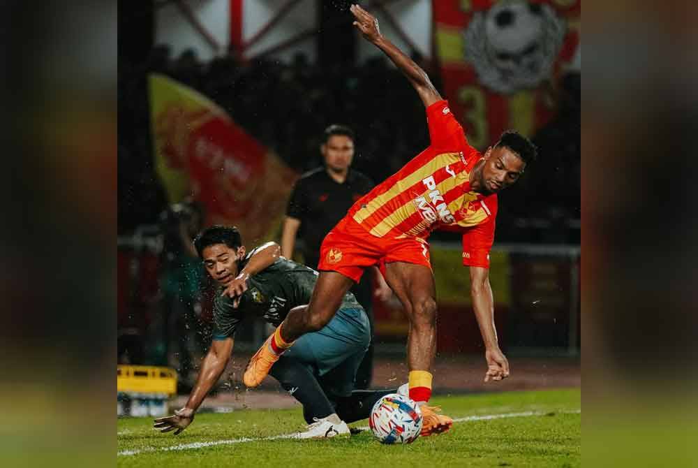 Aksi pemain Selangor FC dan KDA FC dalam aksi di Stadium MBPJ pada Sabtu. Foto Selangor FC