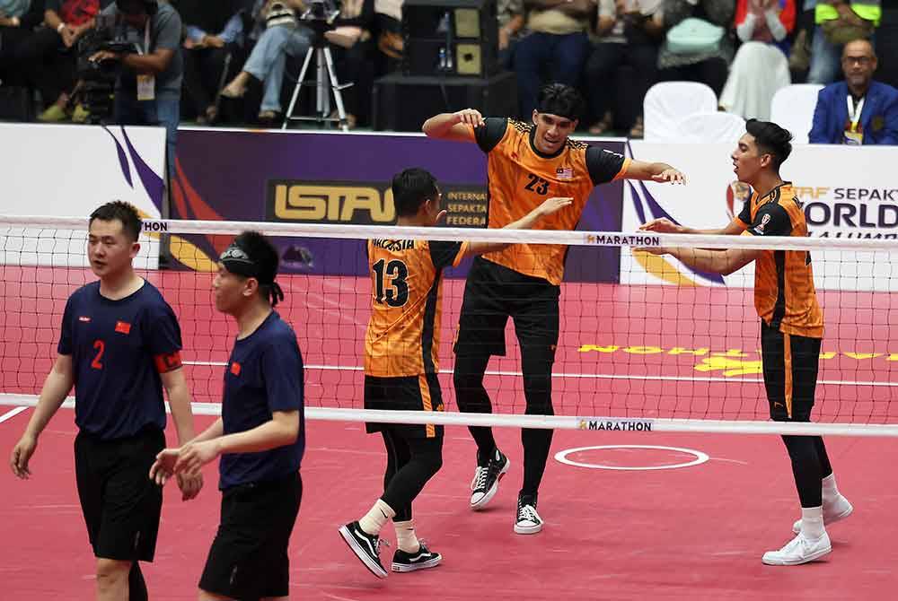 Aksi pemain Malaysia selepas menewaskan pasukan China dalam kategori regu pada Kejohanan Piala Dunia Sepak Takraw 2024 di Stadium Titiwangsa, pada Sabtu. Foto Bernama