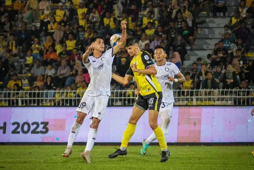 Aksi perlawanan di antara Perak FC dan PDRM FC di Stadium Perak di Ipoh menyaksikan tuan rumah tewas 3-2. FOTO FACEBOOK PERAK FC