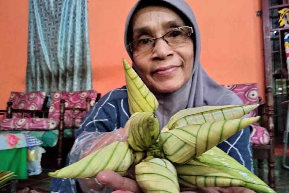 Ruslina menunjukkan ketupat jantung yang dihasilkan.