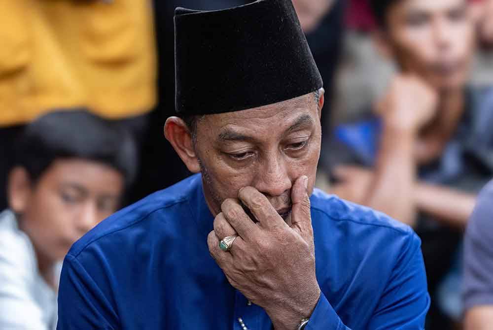 Bapa kepada Allahyarham Konstabel Ahmad Azza Fahmi Azhar iaitu Azhar Khaiden, 54 hadir pada upacara Pengkebumian Keperwiraan Polis Diraja Malaysia (PDRM) di Tanah Perkuburan Islam Kampung Poh hari ini. Foto Bernama