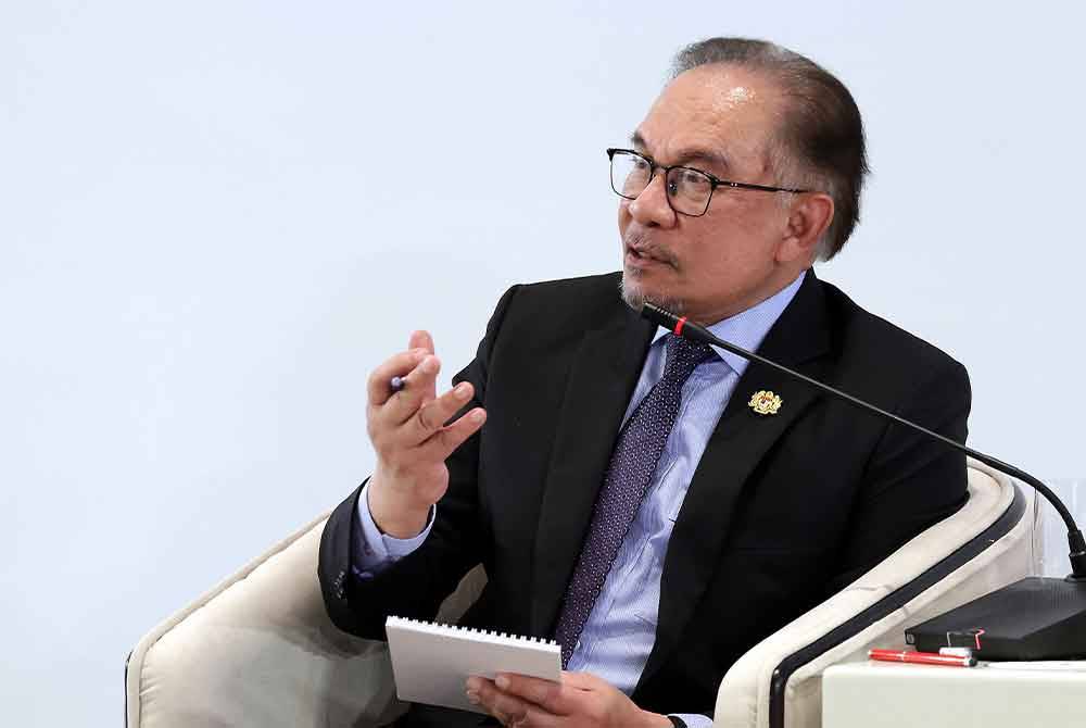 Anwar menjawab soalan daripada ahli perniagaan sempena Forum Perniagaan Uzbekistan-Malaysia di Kompleks Pelancongan Laluan Sutera Samarkand, pada Sabtu. - Foto Bernama