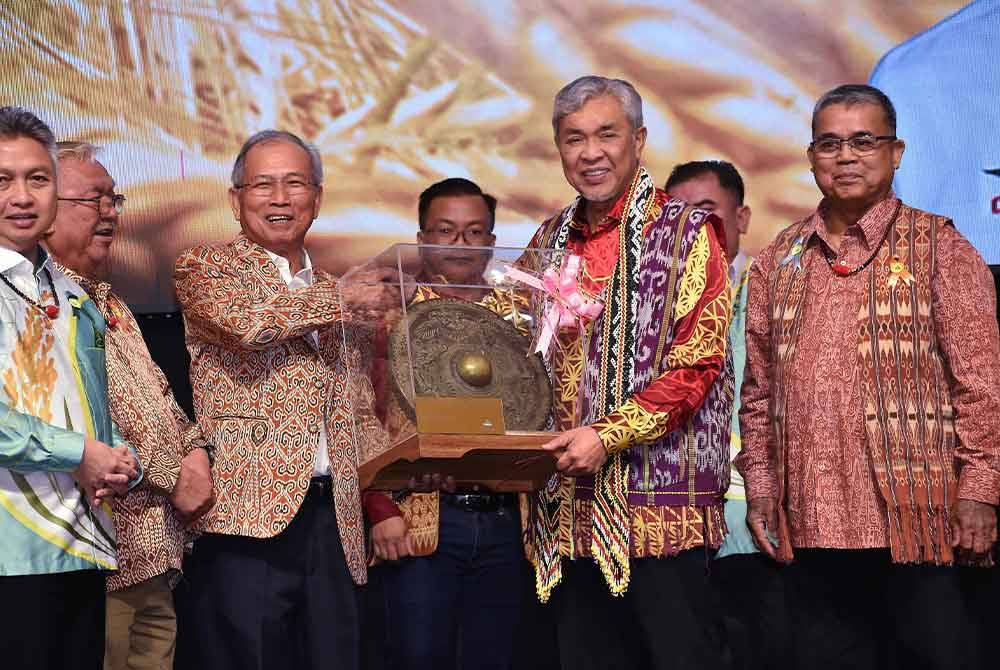 Ahmad Zahid menerima cenderahati daripada Presiden Parti Rakyat Sarawak, Datuk Joseph Salang Gandum semasa menghadiri Majlis Makan Malam Amal Pra Gawai 2024 Parti Rakyat Sarawak di sebuah hotel terkemuka di Sibu malam Sabtu. - Foto Bernama