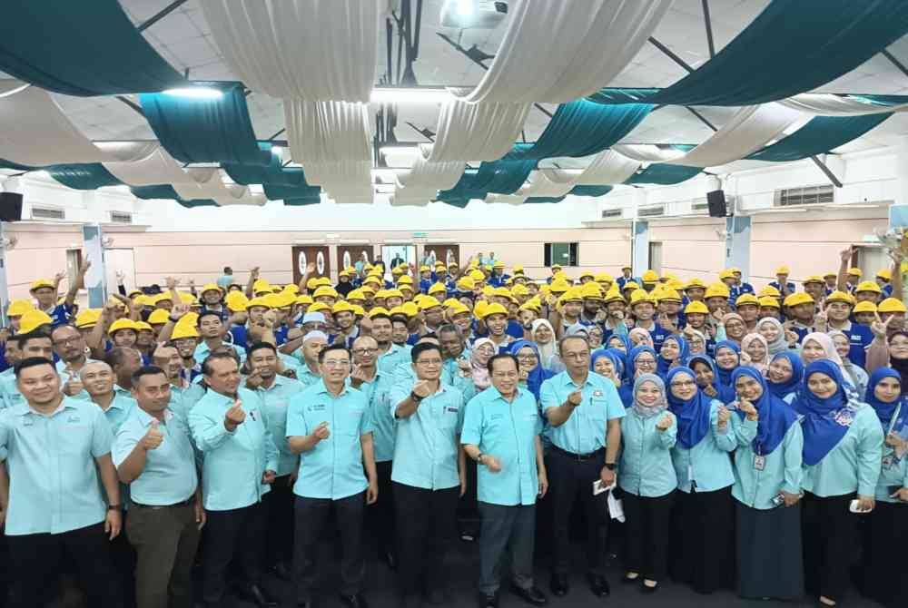 Ahmad (depan tengah) bersama penuntut selepas perasmian operasi Pusat Pendigitalan Kompetensi Kemahiran Pembinaan di ABM Wilayah Selatan, Tampoi, Johor Bahru pada Ahad.