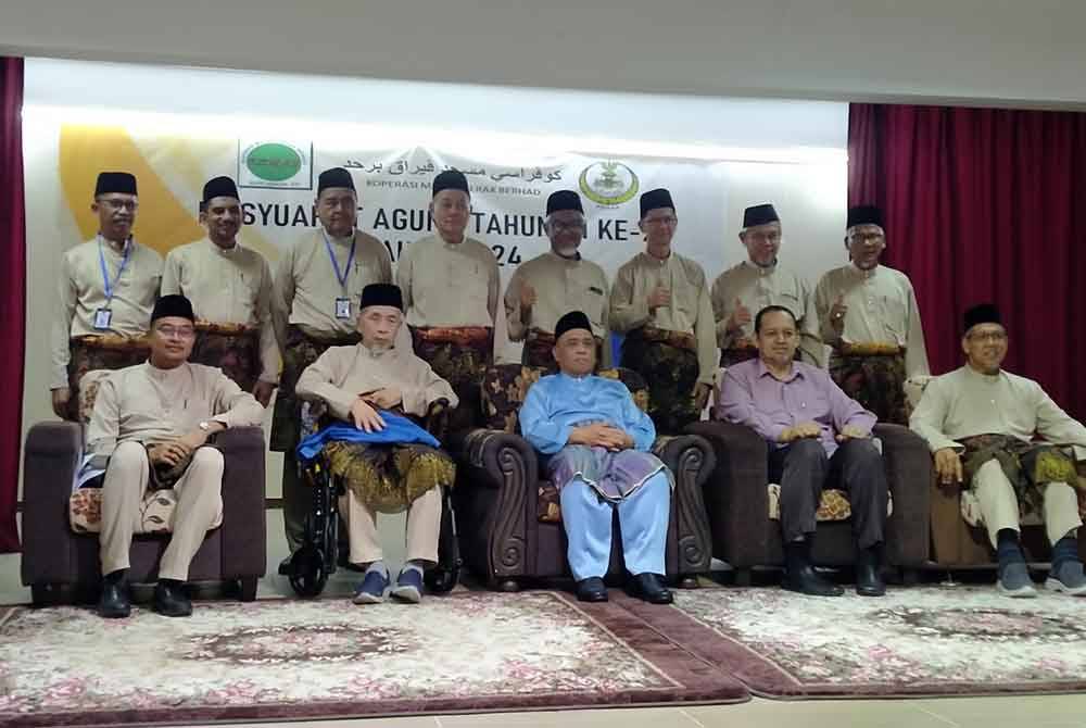 Saarani (duduk, tengah) bersama ahli lembaga pengarah Komas selepas merasmikan Mesyuarat Agung Tahunan Komas Kali ke-27 di Dewan Tun Abdul Razak, Persekutuan Seruan Islam Perak di sini pada Ahad.