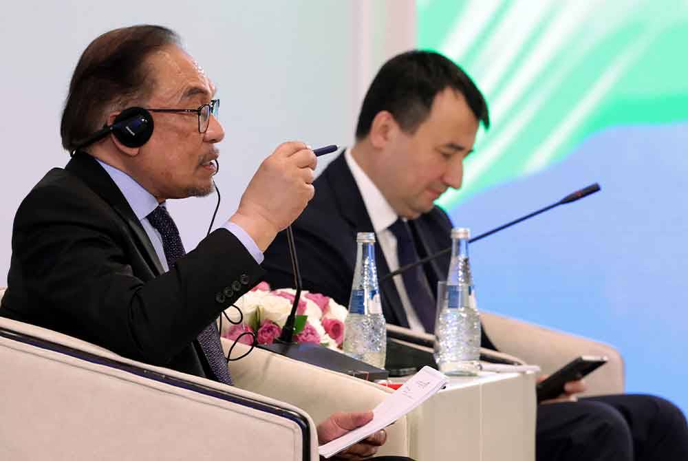 Anwar (kiri) mengetuai delegasi Malaysia menyertai Forum Perniagaan Peringkat Tertinggi Uzbekistan-Malaysia di Silk Road Samarkand Complex bersama-sama pimpinan Kerajaan Uzbekistan diketuai Timbalan Perdana Menteri Jamshid Khodjaev. - Foto Bernama