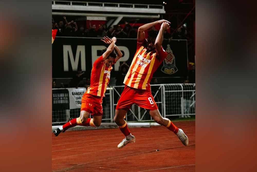 Aliff Haiqal (kiri) meraikan jaringannya dengan gaya &#039;siu&#039; seperti yang biasa dilakukan oleh Faisal. Foto Selangor FC.