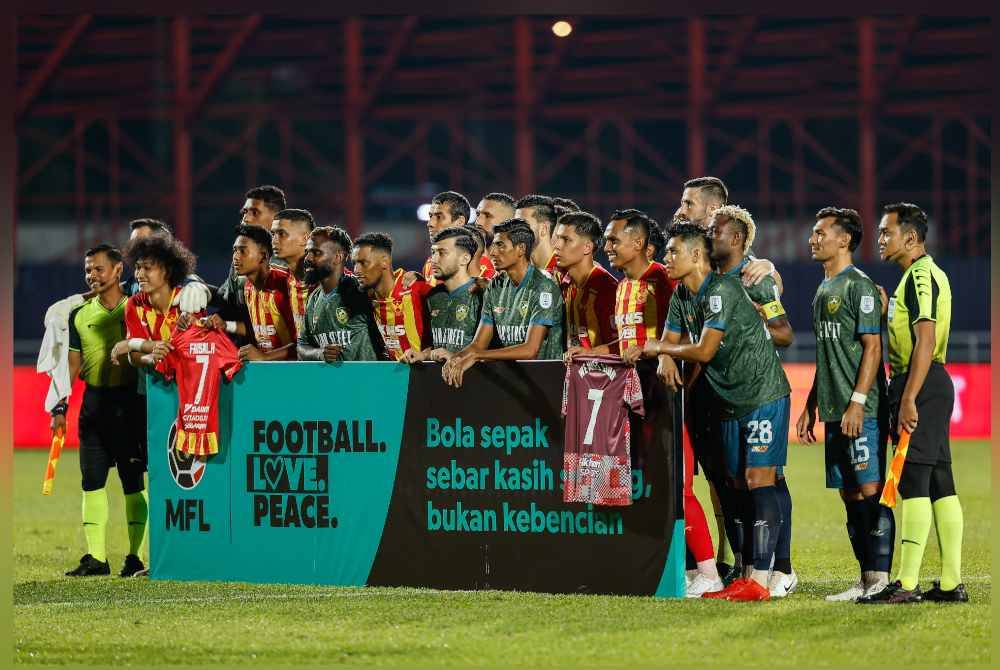 Pemain Selangor FC dan Kedah Darul Aman FC bergambar sebagai memperingati pemain tersebut pada perlawanan Liga Super Malaysia 2024/2025 di antara pasukan Selangor FC menentang pasukan Kedah Darul Aman FC di Stadium Majlis Bandaraya Petaling Jaya. Foto Bernama