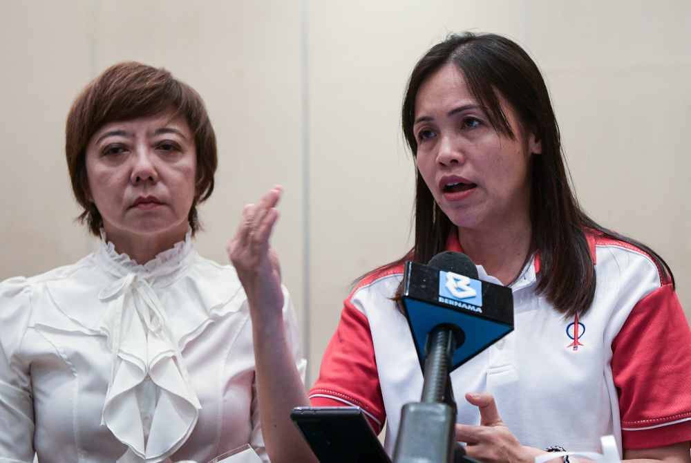 Nie Ching (kanan) bercakap kepada pemberita semasa sidang media pada Mesyuarat Kelompok Biasa Bahagian Wanita DAP Negeri Sembilan di sebuah hotel, pada Ahad. Foto Bernama