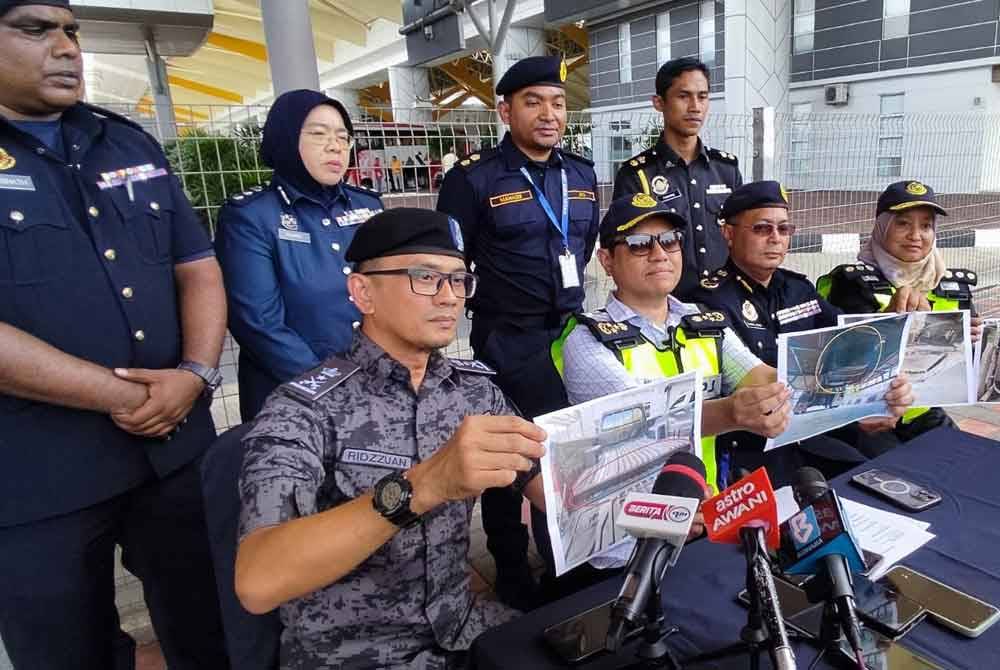 Aedy Fadly (duduk dua kiri) pada sidang akhbar di Depoh Tahanan Kederaan ICQS Bukit Kayu Hitam pada Ahad.