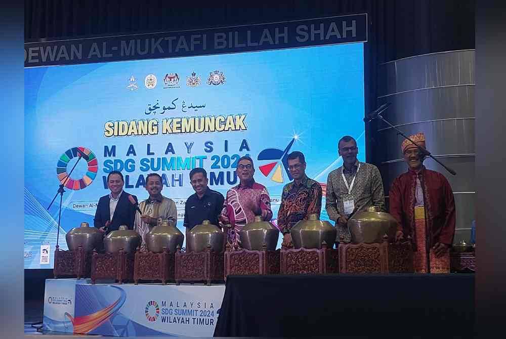 Baidzawi (dua dari kiri) ketika Majlis Perasmian Penutupan Sidang Kemuncak SDG Malaysia 2024 Wilayah Timur di Universiti Sultan Zainal Abidin (UniSZA) pada Ahad.