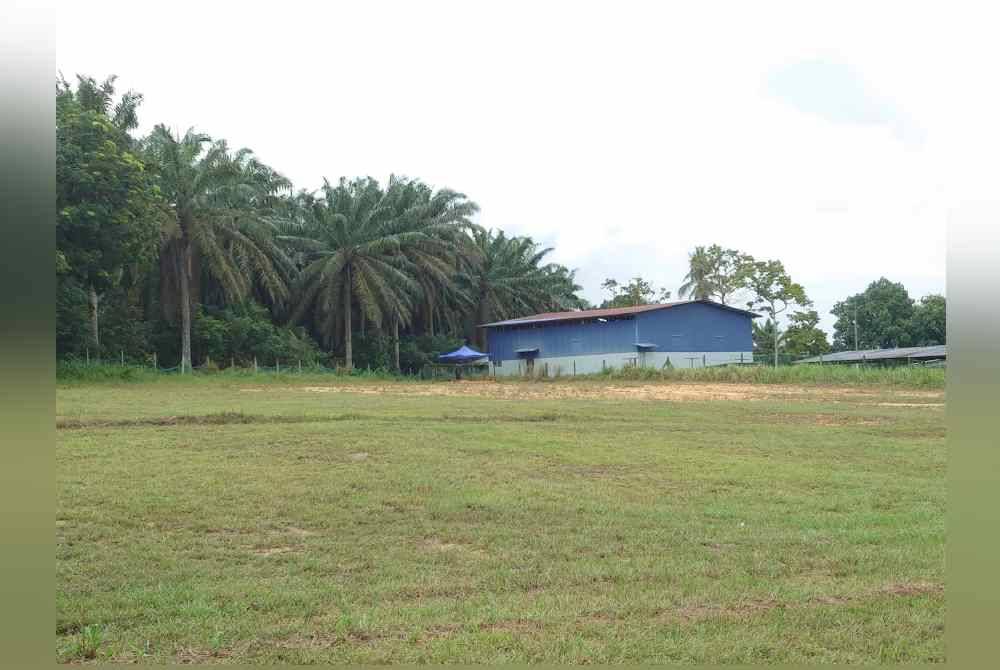 Persiapan untuk mengebumikan suspek yang menyerang Balai Polis Ulu Tiram sudah dilakukan sejak Sabtu di kawasan hujung Pusara Perkuburan Islam Kampung Sungai Tiram di Johor Bahru pada Ahad.