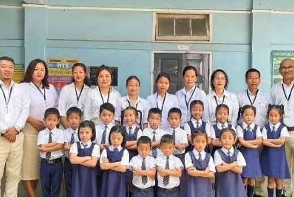 Lapan pasangan kembar bergambar dengan guru di Sekolah Rendah Bahasa InggerIs Model Kerajaan di Aizawl, Mizoram di timur laut India. Foto Agensi