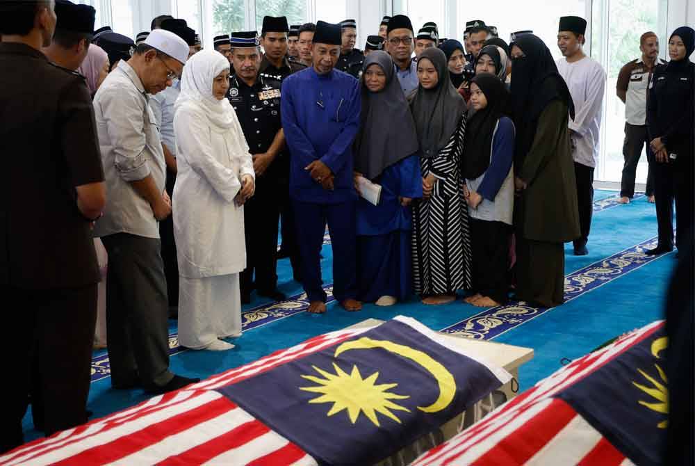 Raja Permaisuri Agong Raja Zarith Sofiah berkenan memberi penghormatan terakhir terhadap jenazah Konstabel Ahmad Azza Fahmi Azhar, 22, dan Konstabel Muhamad Syafiq Ahmad Said, 24, di Masjid Tunku Laksamana Abdul Jalil Ibu Pejabat Polis Kontinjen Johor, pada Sabtu. Foto Bernama