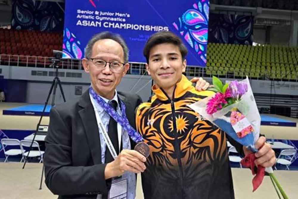 Sharul Aimy (kanan) merangkul pingat gangsa di Kejohanan Gimnastik Artistik Lelaki Asia 2024 di Tashkent, Uzbekistan pada Ahad. Foto MGF